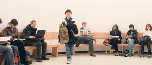 Kostenpflichtig. Studierende in Berlin, hier im Campus Center der Technischen Universität, zahlen inzwischen eine „Verwaltungsgebühr“, die den Kosten für die Rückmeldung, die Studienberatung und für andere Leistungen der Hochschule entsprechen soll.