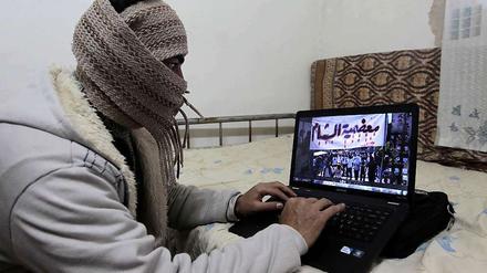 Ein syrischer Aktivist blogt über den Konflikt in Syrien. Die Regierung hat das Internet mittlerweile abgestellt.