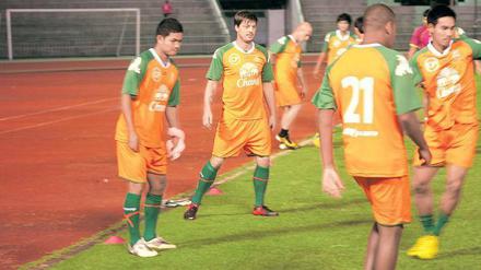 Nach einer überragenden Rückrunde ist Lindemann (2. v. l.) einer der Stars in Thailands Erster Liga. Auch seine Mitspieler mögen ihn inzwischen.