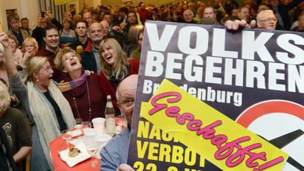 "Geschafft!" Nach dem erfolgreichen Volksbegehren ist der Jubel bei den Befürwortern eines strikten Nachtflugverbots groß - hier in Teltow.