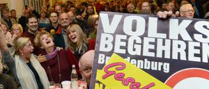 "Geschafft!" Nach dem erfolgreichen Volksbegehren ist der Jubel bei den Befürwortern eines strikten Nachtflugverbots groß - hier in Teltow.