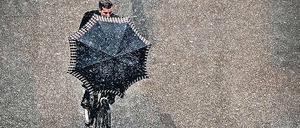 Garstiges Wetter. Ein Radler fährt am Donnerstagmorgen in München zur Arbeit. 