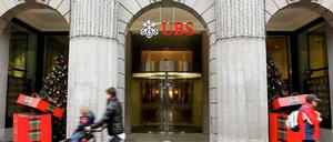 Einige mutmaßliche Steuerhinterzieher aus Deutschland haben hohe zweistellige Millionen-Vermögen in der Schweiz versteckt. Ermittler aus Nordrhein-Westfalen sind ihnen auf der Spur.