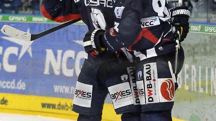 Matthew Foy (r.) bejubelt mit Mark Katic das 3:1 gegen Mannheim.