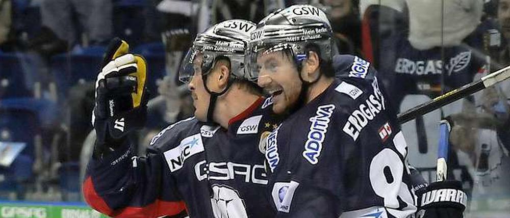Matthew Foy (r.) bejubelt mit Mark Katic das 3:1 gegen Mannheim.