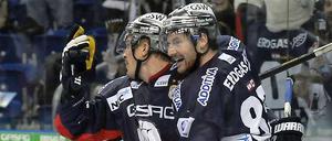 Matthew Foy (r.) bejubelt mit Mark Katic das 3:1 gegen Mannheim.