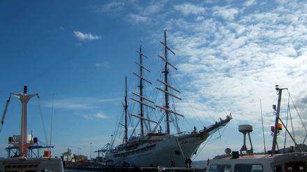 Bereit zum Ablegen. Die nostalgisch anmutende "Sea Clod II" wartet im Hafen auf die Reisenden.