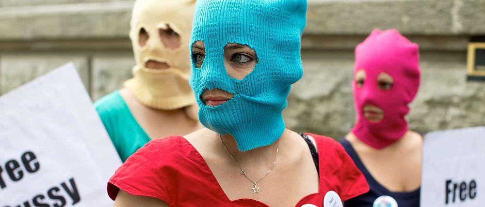Weltweit erfahren die Kreml-Kritikerinnen der Band Pussy Riot Unterstützung. Nun soll ihr Video aus dem Internet gelöscht werden. Teile der Band sitzen bereits in Haft.