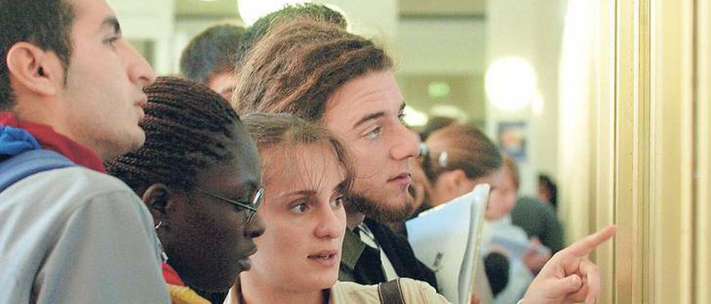 Man spricht Englisch. Ausländische Studierende und Wissenschaftler an deutschen Hochschulen und Instituten sind enttäuscht, wenn sie Deutschkenntnisse nicht nutzen können.