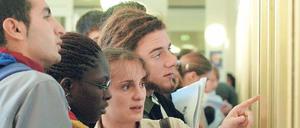 Man spricht Englisch. Ausländische Studierende und Wissenschaftler an deutschen Hochschulen und Instituten sind enttäuscht, wenn sie Deutschkenntnisse nicht nutzen können.