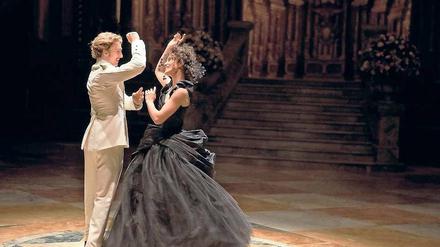 Ich tanze mit dir in den Himmel hinein. Anna Karenina (Keira Knightley) und Wronski (Aaron Taylor-Johnson).