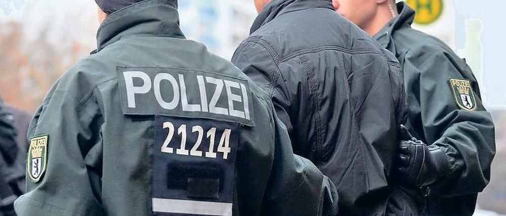 Zugriff. Die Polizei nahm zehn mutmaßliche Dealer fest. Foto: Paul Zinken/dpa