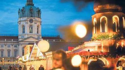 Adel verpflichtet. Rummel wie am Alexa? Auf dem Weihnachtsmarkt vor dem Schloss Charlottenburg völlig undenkbar. Ebenso festlich wie heimelig geht es dort zu, und auch der Tagesspiegel ist mit seinem Shop vertreten. 
