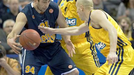 Zach Morley (r.) und Deon Thompson bearbeiten Gdynias Adam Hrycaniuk.