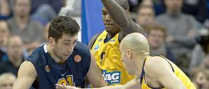 Zach Morley (r.) und Deon Thompson bearbeiten Gdynias Adam Hrycaniuk.