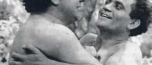 Alexander Granach mit Heinrich George im Hof der Berliner Volksbühne.