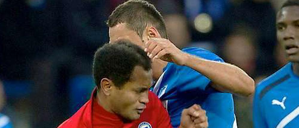 Raffael begeht in dieser Szene die Tätlichkeit gegen Hoffenheims Salihovic.