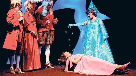 Im Konzerthaus am Gendarmenmarkt wird „Dornröschen“ gegeben – eine farbenprächtige Möglichkeit, die Stunden bis zur Bescherung harmonisch zu gestalten. 