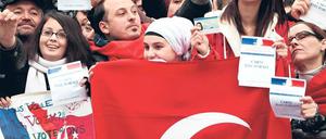 Letzte Warnung. Türkischstämmige Franzosen demonstrieren vor dem Palais Bourbon, dem Sitz der Nationalversammlung.Foto: Charles Platiau/Reuters