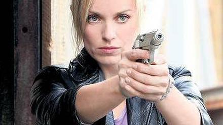 Ein Colt für alle Fälle. Friederike Kempter, 33, spielt seit zehn Jahren im Münsteraner „Tatort“. Nun ist sie zur Elitepolizistin im ARD-„Hauptstadtrevier“ befördert worden. Foto: ARD