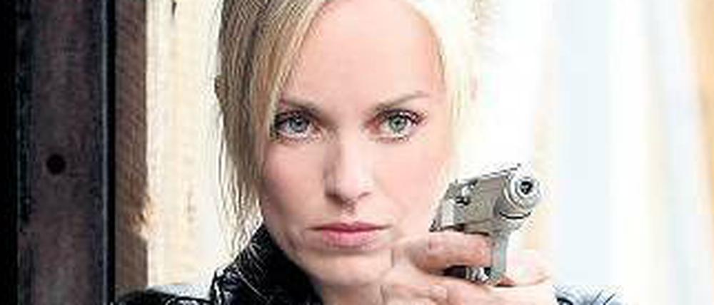 Ein Colt für alle Fälle. Friederike Kempter, 33, spielt seit zehn Jahren im Münsteraner „Tatort“. Nun ist sie zur Elitepolizistin im ARD-„Hauptstadtrevier“ befördert worden. Foto: ARD
