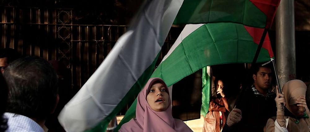 Demonstranten tragen in Kairo die palästinensische Flagge aus Protest gegen israelische Luftangriffe im Gazastreifen.