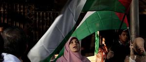 Demonstranten tragen in Kairo die palästinensische Flagge aus Protest gegen israelische Luftangriffe im Gazastreifen.