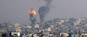 Rauchsäulen in Gaza-Stadt nach einem israelischen Luftangriff.