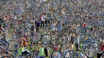 Fahrradfreunde, hier ein Bild von einem Fahrradflashmob in Budapest, kommen auch beim Interfilm-Kurzfilmfestival in Berlin auf ihre Kosten. 