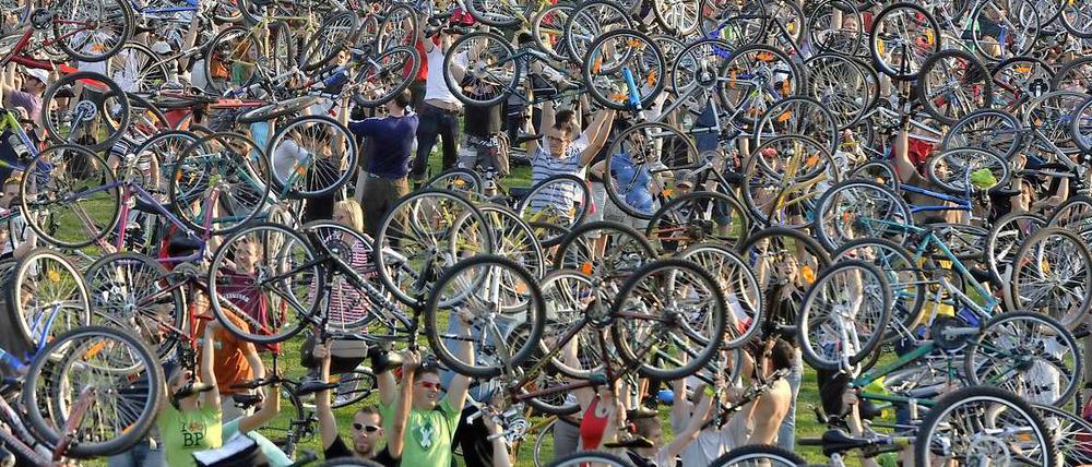 Fahrradfreunde, hier ein Bild von einem Fahrradflashmob in Budapest, kommen auch beim Interfilm-Kurzfilmfestival in Berlin auf ihre Kosten.