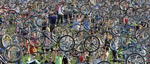 Fahrradfreunde, hier ein Bild von einem Fahrradflashmob in Budapest, kommen auch beim Interfilm-Kurzfilmfestival in Berlin auf ihre Kosten.