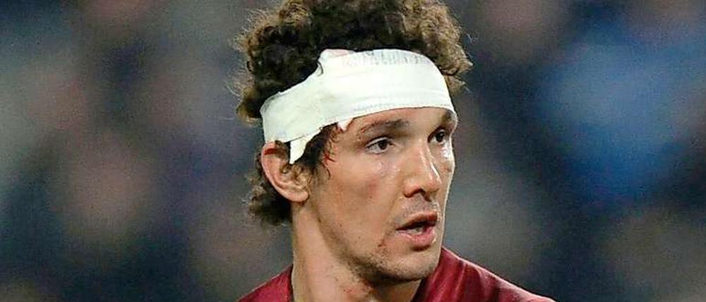 Hannovers Emanuel Pogatetz mit dem Dieter-Hoeneß-Gedächtnisverband - zumindest ansatzweise.