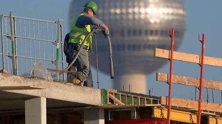 Berliner Bauboom? Obwohl man das Gefühl hat, in der Stadt liege eine Baustelle neben der anderen, sind im vergangenen Jahr nur 3499 neue Wohnungen fertiggestellt worden.