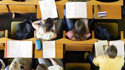 Viele Lehrbeauftragte, die Studierende unterrichten, verzichten bisher auf einen Lohn.