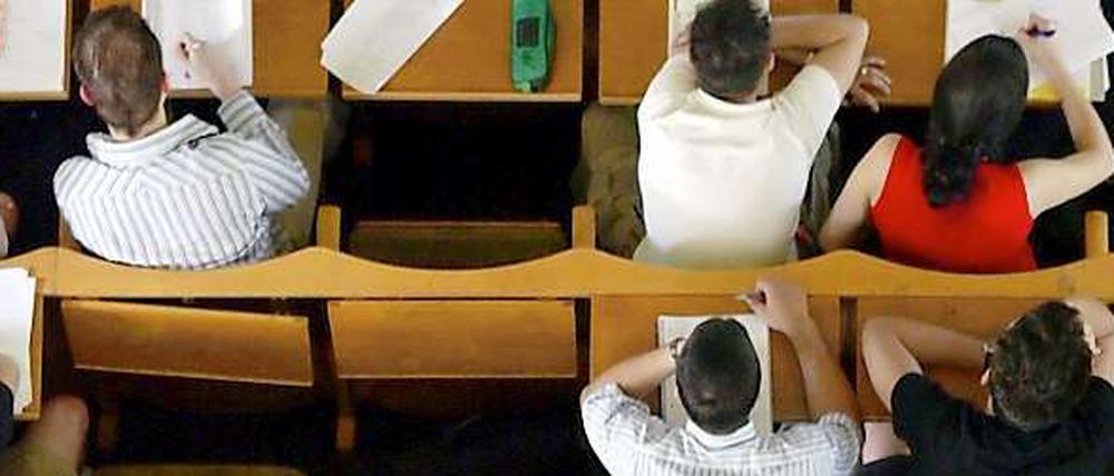 Viele Lehrbeauftragte, die Studierende unterrichten, verzichten bisher auf einen Lohn.