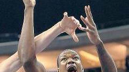 Durch die Finger. Deon Thompson war mit 20 Punkten Albas bester Werfer. 