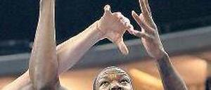 Durch die Finger. Deon Thompson war mit 20 Punkten Albas bester Werfer.