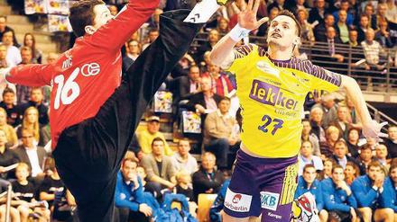 Du kommst da nicht ran. Ivan Nincevic verlädt Zagrebs Torhüter Filip Ivic. Gegen seinen alten Klub traf der kroatische Linksaußen der Füchse Berlin vier Mal. 