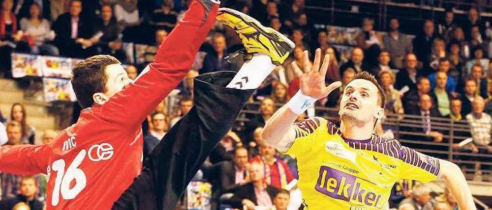 Du kommst da nicht ran. Ivan Nincevic verlädt Zagrebs Torhüter Filip Ivic. Gegen seinen alten Klub traf der kroatische Linksaußen der Füchse Berlin vier Mal.