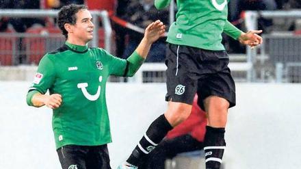 Doppeljubel. Mohammed Abdellaoue (r.) feiert sein zweites Tor zum 4:2. Foto: dpa