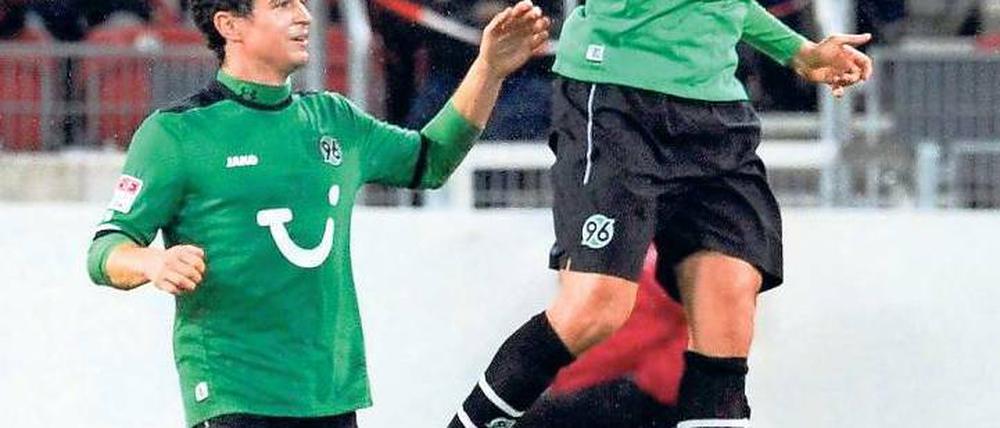 Doppeljubel. Mohammed Abdellaoue (r.) feiert sein zweites Tor zum 4:2. Foto: dpa