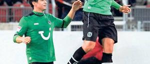 Doppeljubel. Mohammed Abdellaoue (r.) feiert sein zweites Tor zum 4:2. Foto: dpa