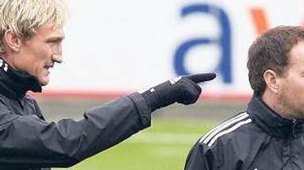 Da geht’s lang – findest du nicht auch? Sami Hyppiä (links) und Sascha Lewandowski müssen sich als Trainer-Duo bei Bayer Leverkusen öfter absprechen. Foto: dpa