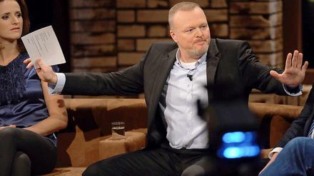Drüberfliegen, Scherz machen, Zwischenstand, weiter im Witz: Stefan Raab in seiner Talk-Sendung "Absolute Mehrheit". 