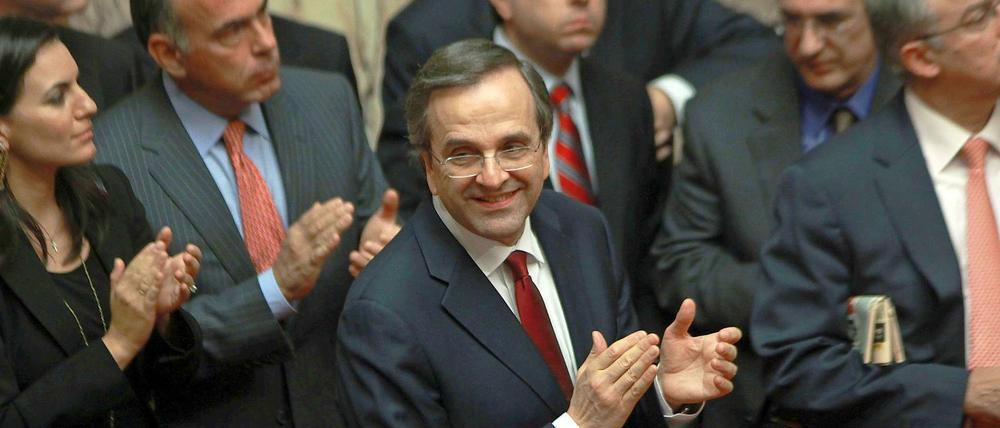 Erleichterung: Griechenlands Premier Antonis Samaras applaudiert, nachdem der Haushalt im Parlament gebilligt wurde. 
