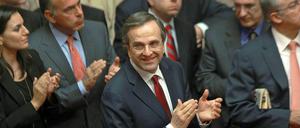 Erleichterung: Griechenlands Premier Antonis Samaras applaudiert, nachdem der Haushalt im Parlament gebilligt wurde. 