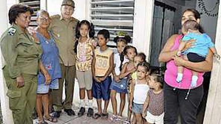 In diesem Bild, das die kubanische Regierung veröffentlichte, will Präsident Raul Castro zeigen, dass er sich um seine Landsleute sorgt. Sturm "Sandy" sei ein "Wirklich harter Schlag" gewesen, sagte Castro.