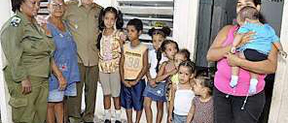 In diesem Bild, das die kubanische Regierung veröffentlichte, will Präsident Raul Castro zeigen, dass er sich um seine Landsleute sorgt. Sturm "Sandy" sei ein "Wirklich harter Schlag" gewesen, sagte Castro.