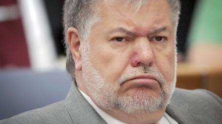 Kurt Beck hat allen Grund grimmig zu gucken. Noch im Dezember muss er sich für die gescheiterte Privatfinanzierung des Nürburgrings vor Gericht erklären.