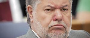 Kurt Beck hat allen Grund grimmig zu gucken. Noch im Dezember muss er sich für die gescheiterte Privatfinanzierung des Nürburgrings vor Gericht erklären.